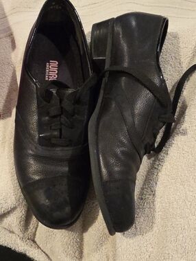 Munro Black Leather Lace-Up Women's Oxfords with Suede Tips